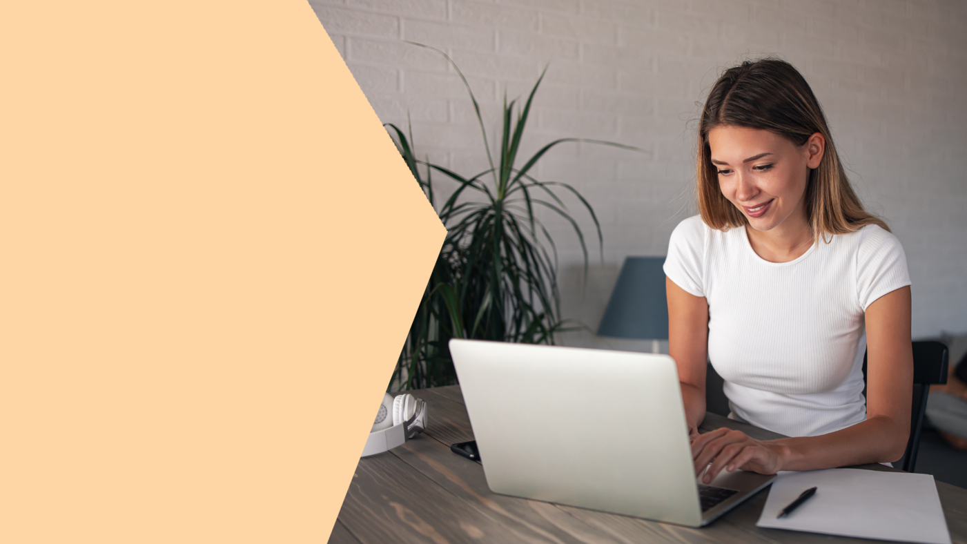 Relaxed training sessions with a photo of a woman in her thirties on her laptop