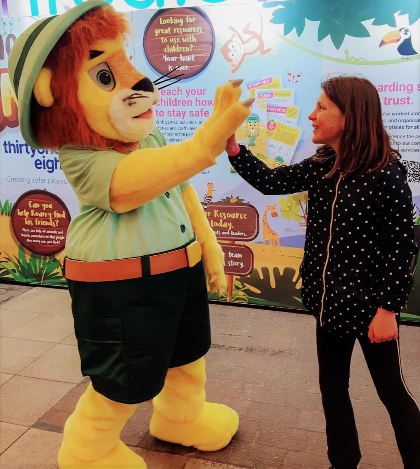 Roarry giving a high five to a girl